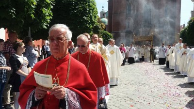 Kilka tysięcy osób przeszło w procesji Bożego Ciała we Wrocławiu [FOTO] - 1