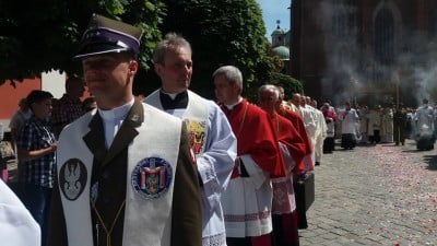 Kilka tysięcy osób przeszło w procesji Bożego Ciała we Wrocławiu [FOTO] - 3