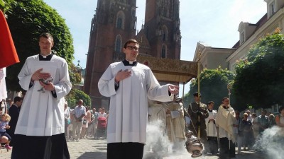Kilka tysięcy osób przeszło w procesji Bożego Ciała we Wrocławiu [FOTO] - 5