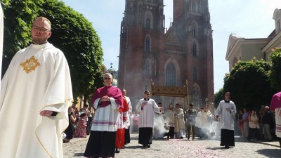 Kilka tysięcy osób przeszło w procesji Bożego Ciała we Wrocławiu [FOTO] - 7