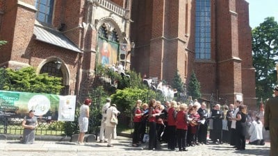 Kilka tysięcy osób przeszło w procesji Bożego Ciała we Wrocławiu [FOTO] - 8