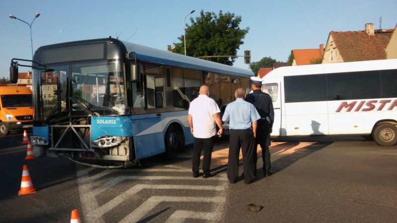 Groźny wypadek w Legnicy. Bus wjechał w autobus, 7 osób rannych - zdjęcia: Andrzej Andrzejewski