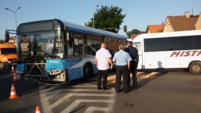 Groźny wypadek w Legnicy. Bus wjechał w autobus, 7 osób rannych