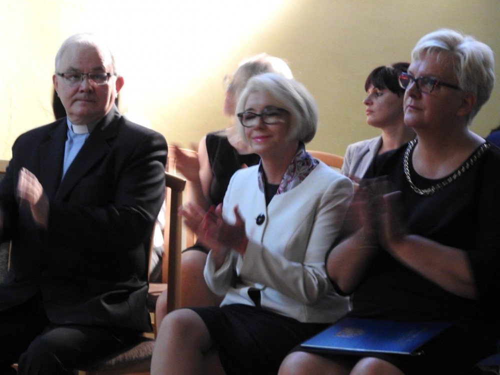 Wiceminister edukacji żegnała uczni&oacute;w w Turowie