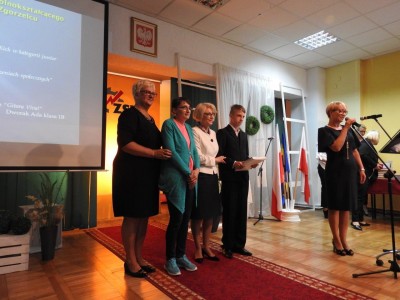 Wiceminister edukacji żegnała uczniów w Turowie - 1