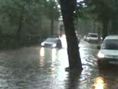 Ulewa zalała Wałbrzych (Zobacz) - (Kadr z wideo z YouTube)