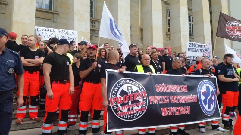 Wrocław: Ratownicy ratują życie... nawet podczas protestu  - fot. Dorota Czubaj