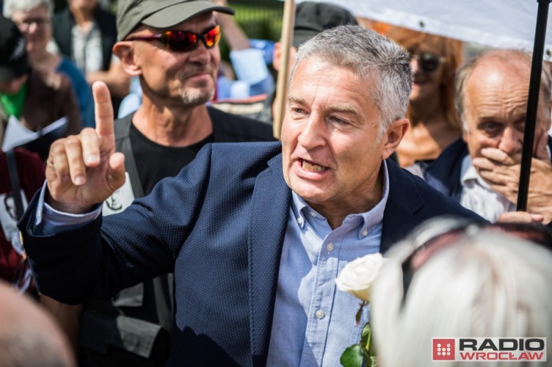 Władysław Frasyniuk przesłuchany na komisariacie – zdjęcia: Andrzej Owczarek