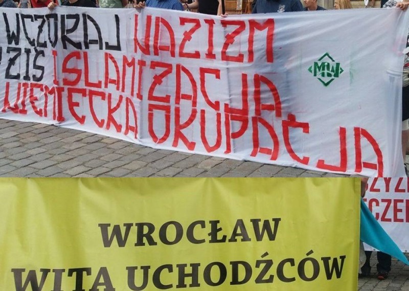 Wrocław: Zwolennicy i przeciwnicy przyjmowania uchodźców demonstrowali na rynku - 
