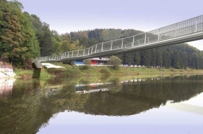 Linowy most pieszy w Zagórzu Śląskim zostanie rozebrany. Powstanie nowoczesna kładka