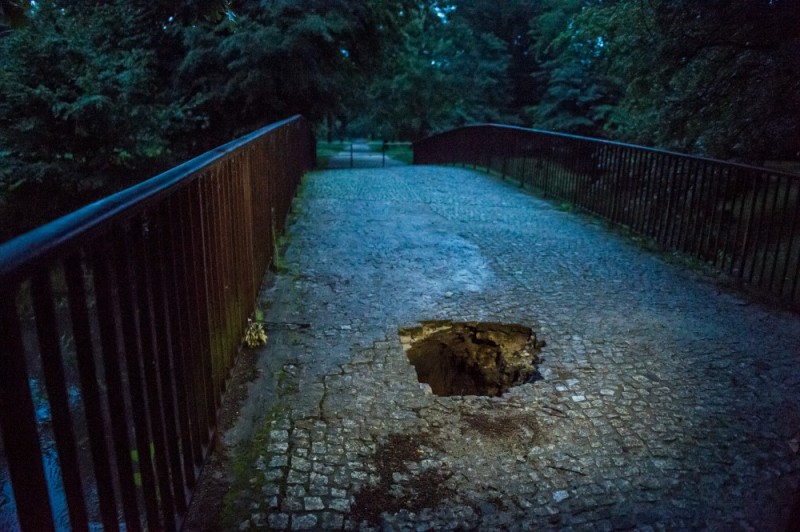 Wrocław: Kładka w parku Wschodnim od kilku miesięcy z dużą dziurą  - zdjęcia: Andrzej Owczarek