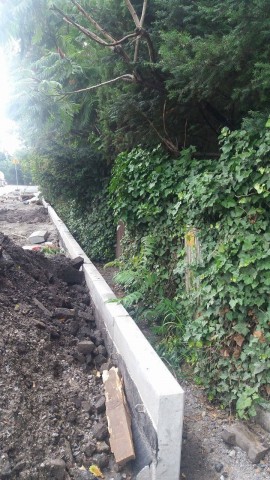 Remont po polsku: Mieszkańcy muszą wskakiwać na chodnik - 3