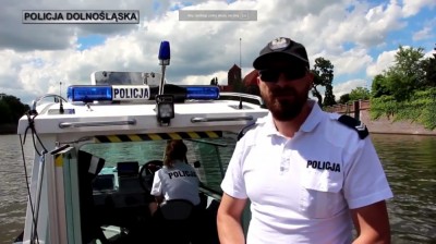 Wrocław: Policjanci i ratownicy uratowali topiącą się kobietę [FILM]