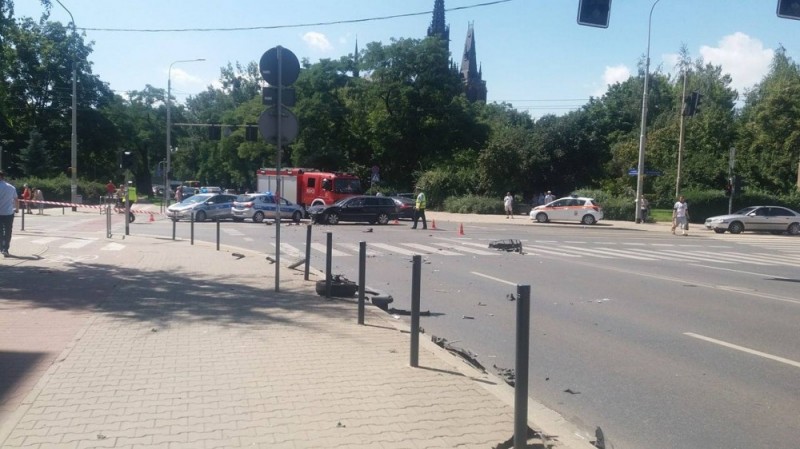 Wrocław: 5 osób rannych po wypadku na skrzyżowaniu Wyszyńskiego i Nowowiejskiej [ZDJĘCIA] - Fot: D. Czubaj