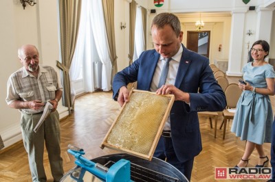 Jest pierwszy mi&oacute;d z pasieki na dachu urzędu wojew&oacute;dzkiego [ZDJĘCIA]