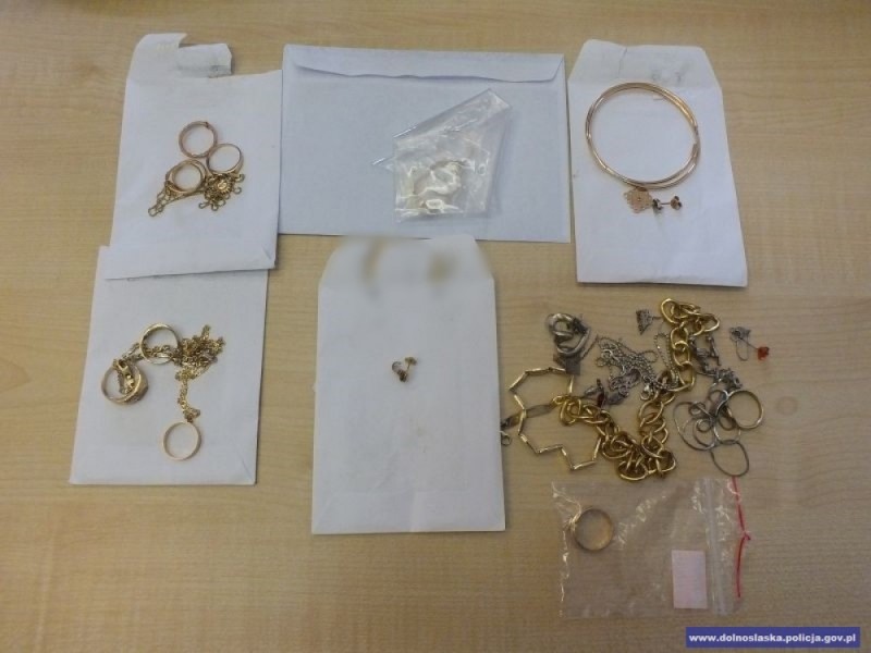 Policjanci odzyskali skradzioną biżuterię o wartości 23 tysięcy złotych - fot. dolnoslaska.policja.gov.pl