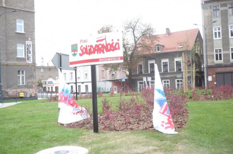 Wałbrzych: Plac Na Rozdrożu nosi miano placu Solidarności - fot. Barbara Szelgiowska