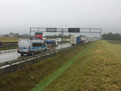 Wypadek na A4. Zderzyły się cztery ciężarówki i bus [ZOBACZ] - 2