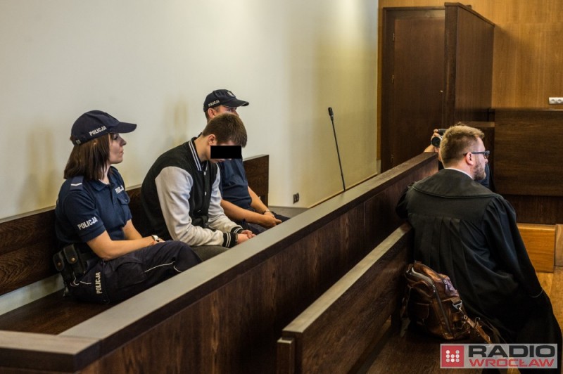 Nastolatek oskarżony o brutalne zabójstwo bezdomnego przed sądem - fot. Andrzej Owczarek