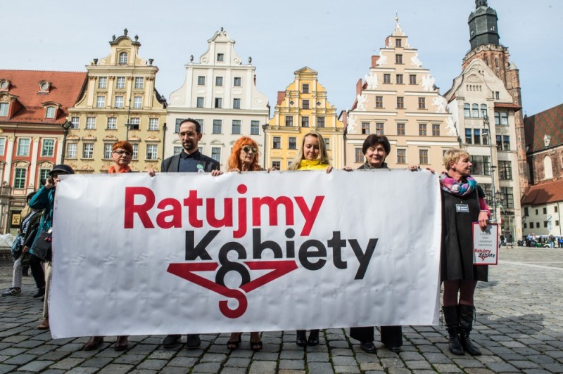 Wrocław: 10 tysięcy podpisów pod projektem o prawach kobiet i świadomym rodzicielstwie - fot. Andrzej Owczarek