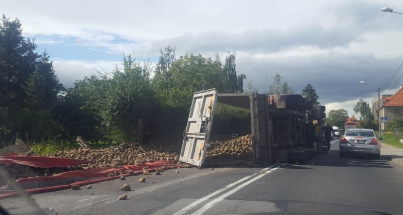 Wypadek ciężarówki pełnej buraków. Zablokowana droga w Wiązowie koło Strzelina - fot. zdjęcie nadesłane przez Słuchacza
