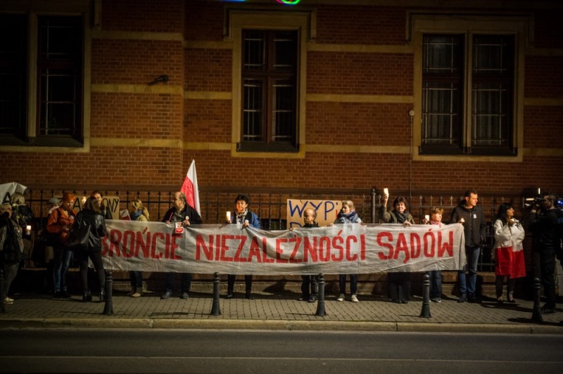 Wrocławskie światełko. Wrocławianie protestują przeciwko zmianom w sądownictwie - 