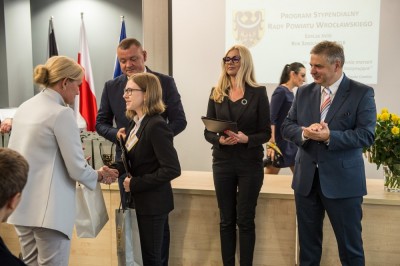 23 zdolnych uczni&oacute;w ze stypendiami za osiągnięcia naukowe, artystyczne i sportowe