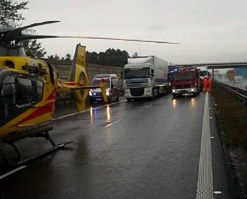 Śmiertelny wypadek na A4. Samochód osobowy uderzył w cieżarówkę - zdjęcia: OSP Żórawina