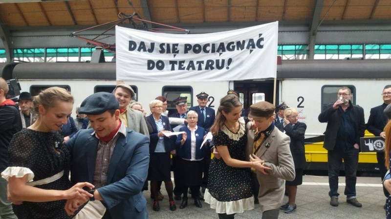 Happening na Głównym: "Daj się pociągnąć do teatru" [WIDEO] - zdjęcia: Elżbieta Osowicz