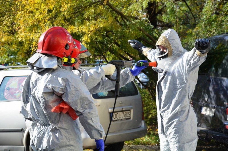 Wrocław: Policyjny śmigłowiec, antyterroryści, saperzy i policja pod urzędem marszałkowskim – zdjęcia: UMWD, Elżbieta Osowicz