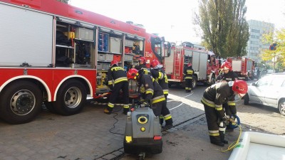 Wrocław: Policyjny śmigłowiec, antyterroryści, saperzy i policja pod urzędem marszałkowskim - 0