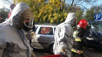 Wrocław: Policyjny śmigłowiec, antyterroryści, saperzy i policja pod urzędem marszałkowskim - 1