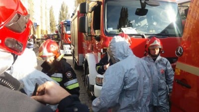 Wrocław: Policyjny śmigłowiec, antyterroryści, saperzy i policja pod urzędem marszałkowskim - 2