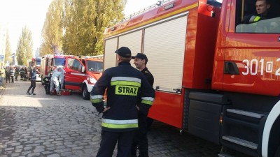 Wrocław: Policyjny śmigłowiec, antyterroryści, saperzy i policja pod urzędem marszałkowskim - 4