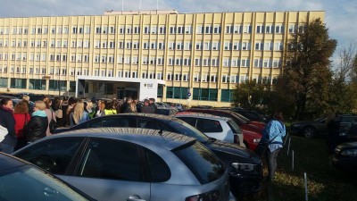 Wrocław: Policyjny śmigłowiec, antyterroryści, saperzy i policja pod urzędem marszałkowskim - 5