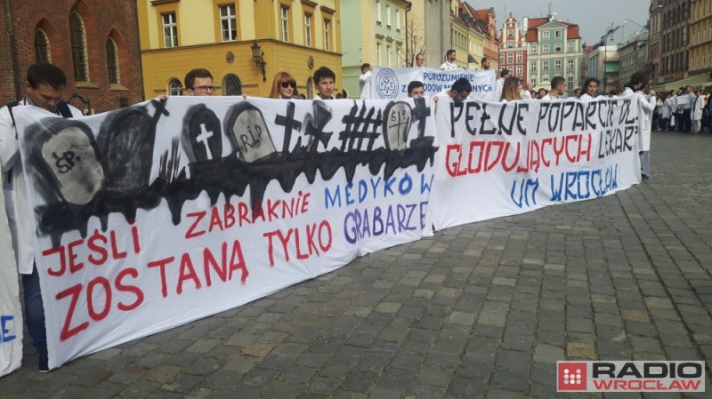 Wrocław: Lekarze i studenci medycyny wspierają głodujących rezydentów - Fot: P. Gałecki