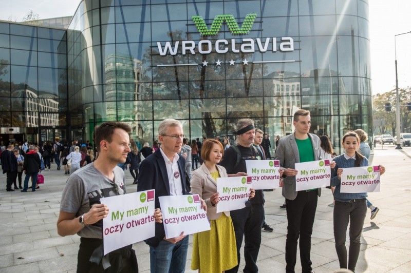 Protest przed nowym centrum handlowym we Wrocławiu  - 