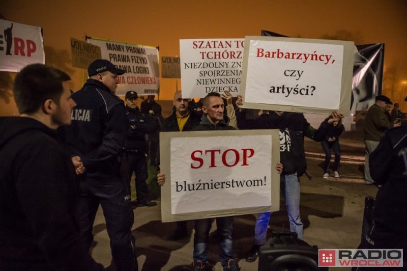 "Barbarzyńcy czy artyści"? Odmawiali różaniec przed teatrem [ZDJĘCIA] - fot. Andrzej Owczarek