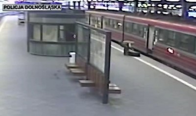Zemdlała w pociągu. Pomocy udzielił policjant, który jechał do pracy [FILM Z MONITORINGU]