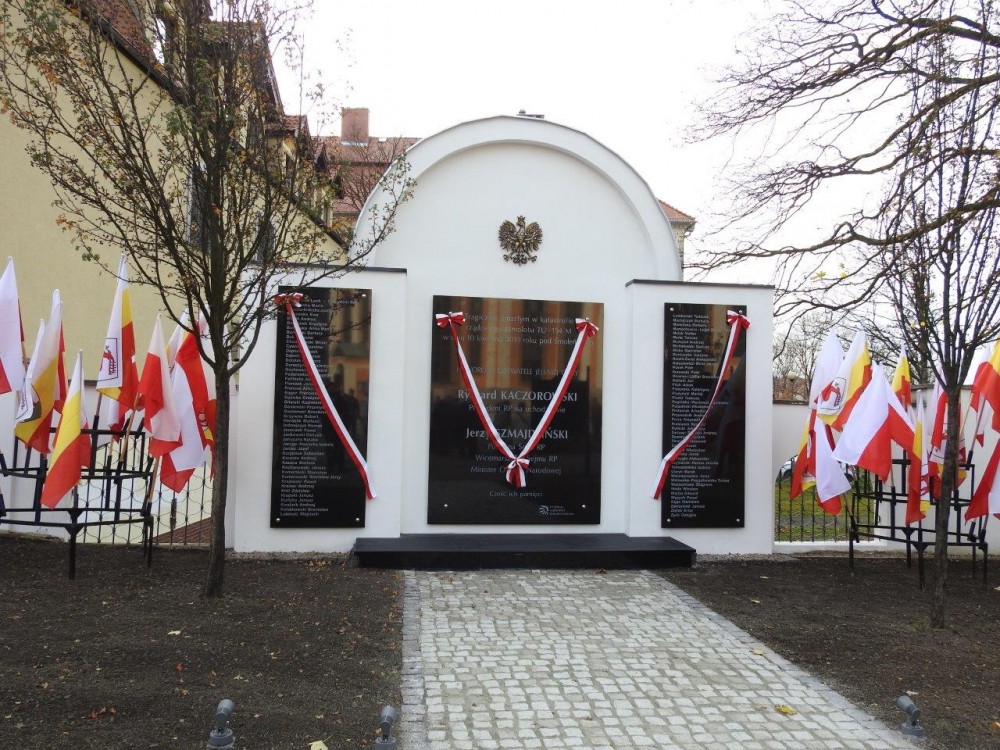 Aleksander Kwaśniewski w Jeleniej G&oacute;rze na odsłonięciu tablicy upamiętniającej ofiary katastrofy smoleńskiej