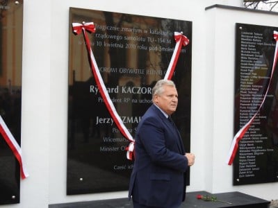 Aleksander Kwaśniewski w Jeleniej G&oacute;rze na odsłonięciu tablicy upamiętniającej ofiary katastrofy smoleńskiej