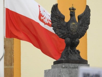 Aleksander Kwaśniewski w Jeleniej Górze na odsłonięciu tablicy upamiętniającej ofiary katastrofy smoleńskiej - 10