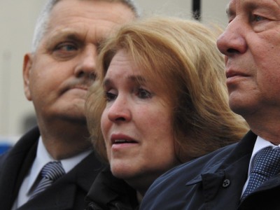 Aleksander Kwaśniewski w Jeleniej Górze na odsłonięciu tablicy upamiętniającej ofiary katastrofy smoleńskiej - 11