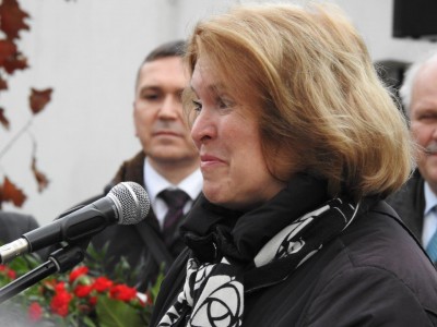 Aleksander Kwaśniewski w Jeleniej Górze na odsłonięciu tablicy upamiętniającej ofiary katastrofy smoleńskiej - 12