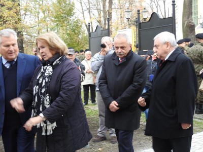 Aleksander Kwaśniewski w Jeleniej Górze na odsłonięciu tablicy upamiętniającej ofiary katastrofy smoleńskiej - 14