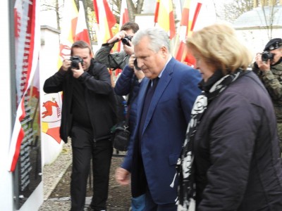 Aleksander Kwaśniewski w Jeleniej Górze na odsłonięciu tablicy upamiętniającej ofiary katastrofy smoleńskiej - 15