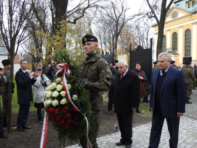 Aleksander Kwaśniewski w Jeleniej Górze na odsłonięciu tablicy upamiętniającej ofiary katastrofy smoleńskiej - 19