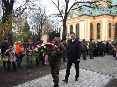 Aleksander Kwaśniewski w Jeleniej Górze na odsłonięciu tablicy upamiętniającej ofiary katastrofy smoleńskiej - 23