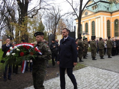 Aleksander Kwaśniewski w Jeleniej Górze na odsłonięciu tablicy upamiętniającej ofiary katastrofy smoleńskiej - 24