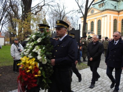 Aleksander Kwaśniewski w Jeleniej Górze na odsłonięciu tablicy upamiętniającej ofiary katastrofy smoleńskiej - 25